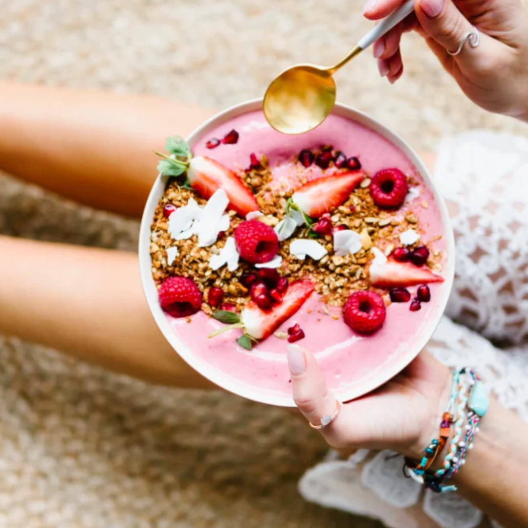 Strawberry oats protein bowl recipe on www.yourhealthyfix.eu