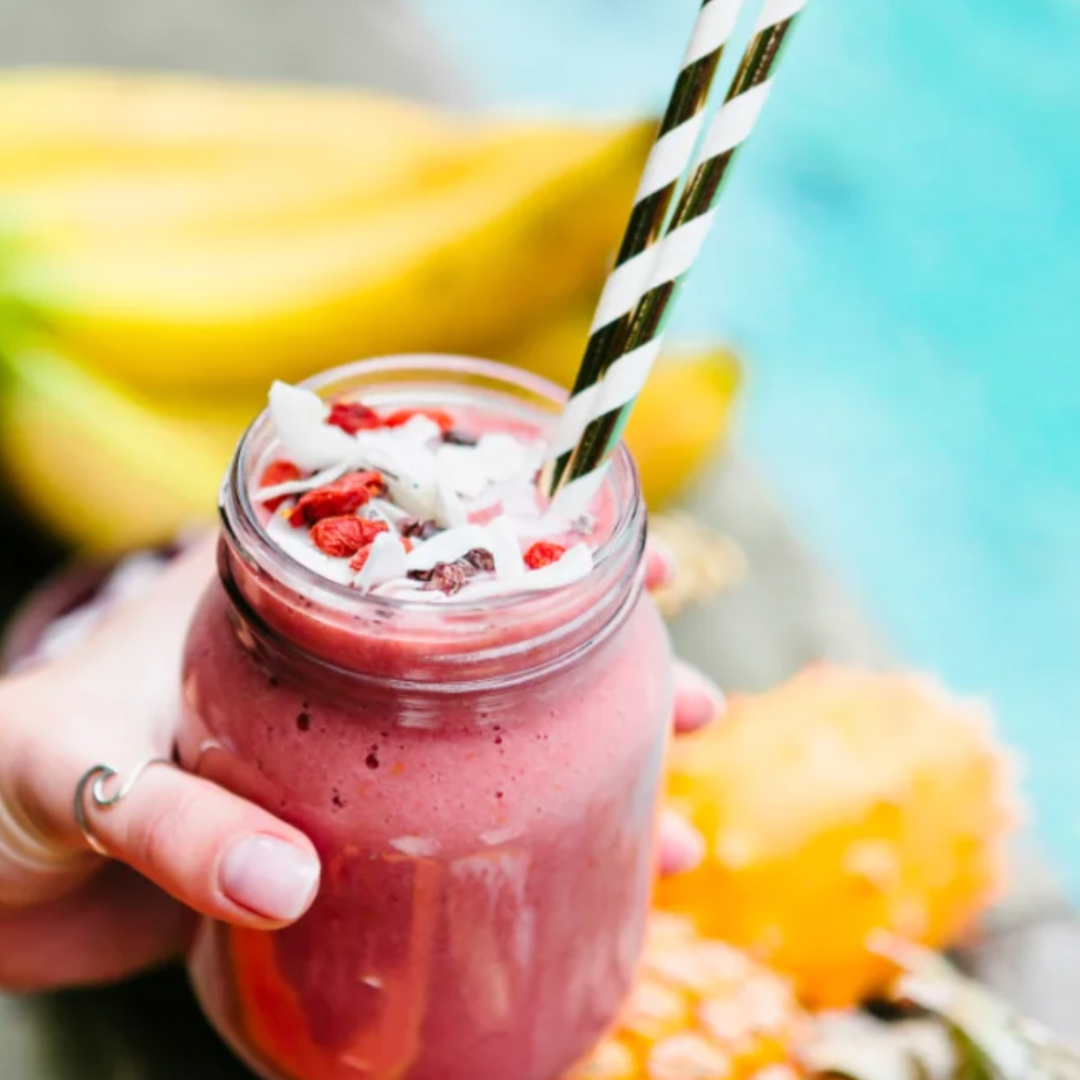 Strawberry oat protein smoothie recipe on www.yourhealthyfix.eu